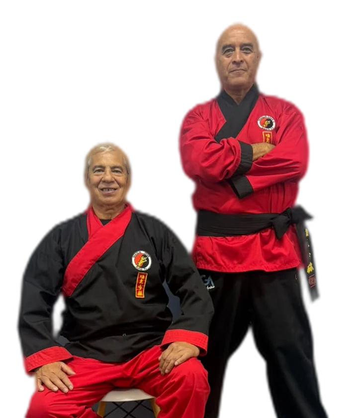 El Maestro Valencia y Juan Carlos Espinoza, de izquierda a derecha, con el uniforme de la academia